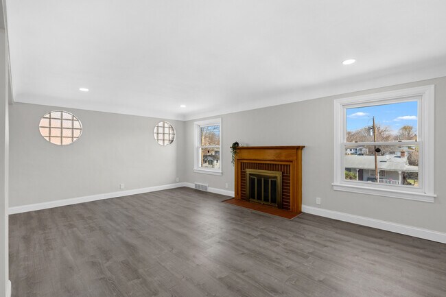 Building Photo - 223 N Dellwood Ave