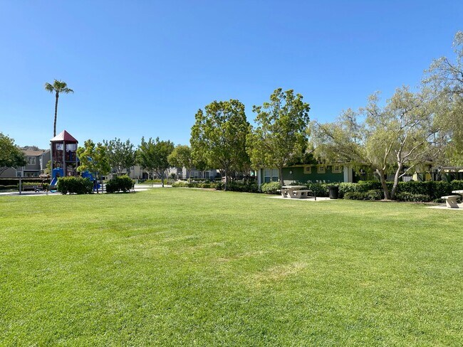 Building Photo - 2 BEDROOM 2.5 BATHROOM WITH LOFT HOME IN HIGHLY DESIRED BERKSHIRE TRACK