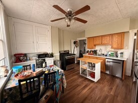 Building Photo - 440 Ella St