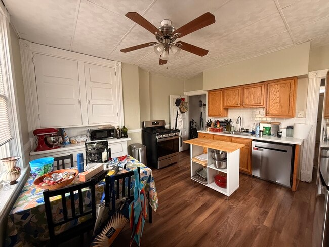 Building Photo - 440 Ella St