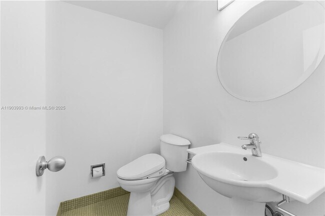 Building Photo - 4925 Collins Ave