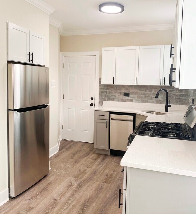 Building Photo - 3841 N Greenview Ave