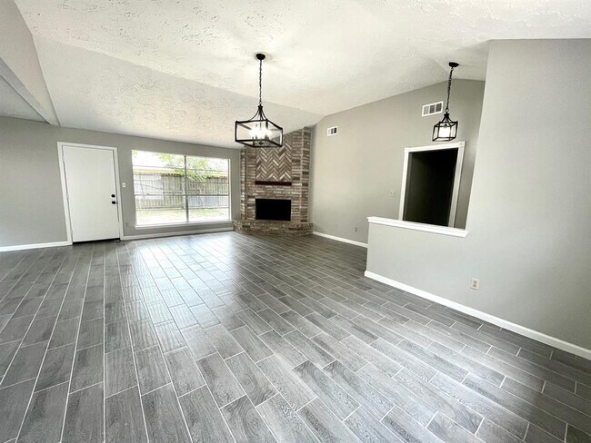 Building Photo - 10310 Oak Acres Dr