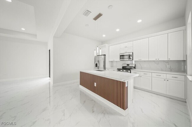 Building Photo - 9 NW 14th Pl