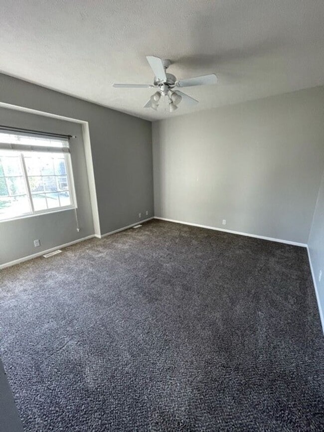 Building Photo - Beautifully Updated Papillion Townhome Nea...