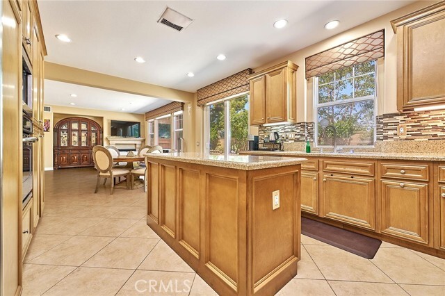 Building Photo - 524 S Petunia St