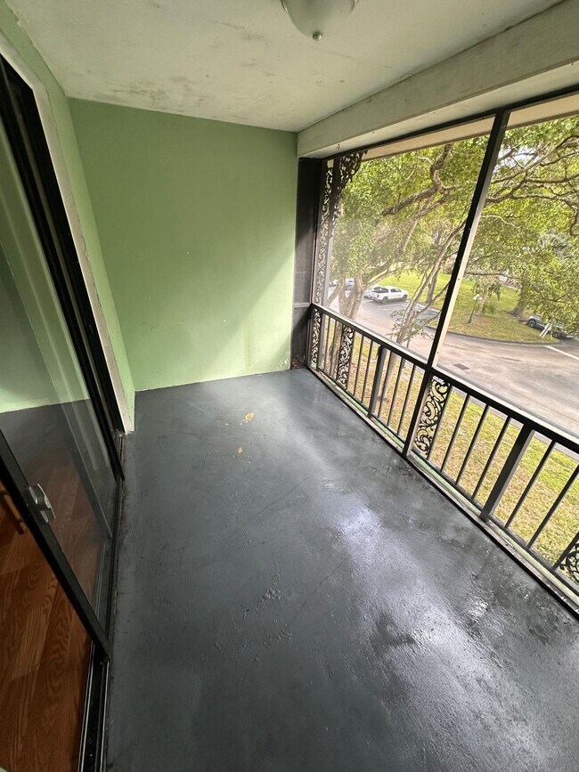 Building Photo - 3680 Inverrary Dr