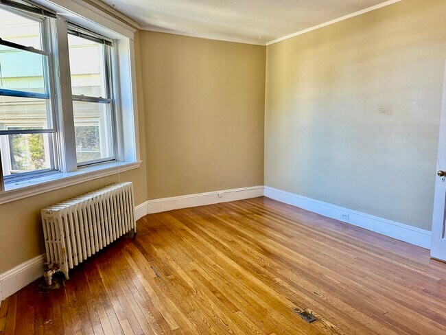 Building Photo - 74 Egmont St