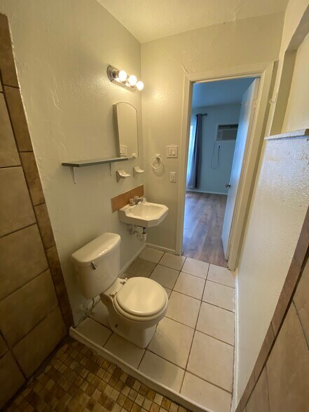 Primary bathroom with walk in shower - 166 Carousel