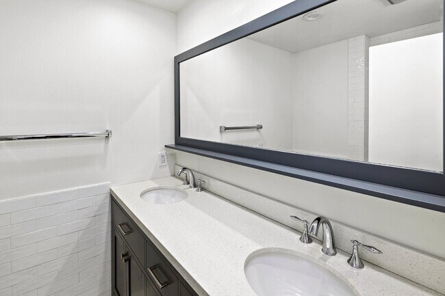 Building Photo - Modern 3 Bedroom Townhouse with Prime Location on Kettner Boulevard in San Diego