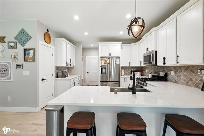 Building Photo - 4 BEDROOM | 2 BATHROOMS | 3 CAR GARAGE | M...