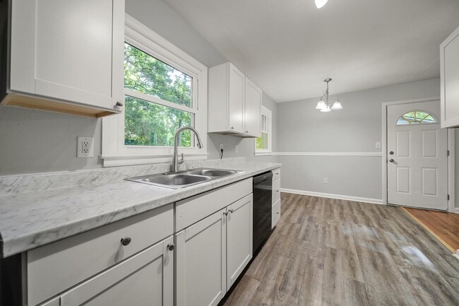 Building Photo - Lovely Three Bedroom Home in Monroe!