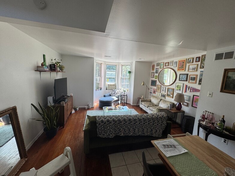 livingroom facing street - 1522 S 13th St