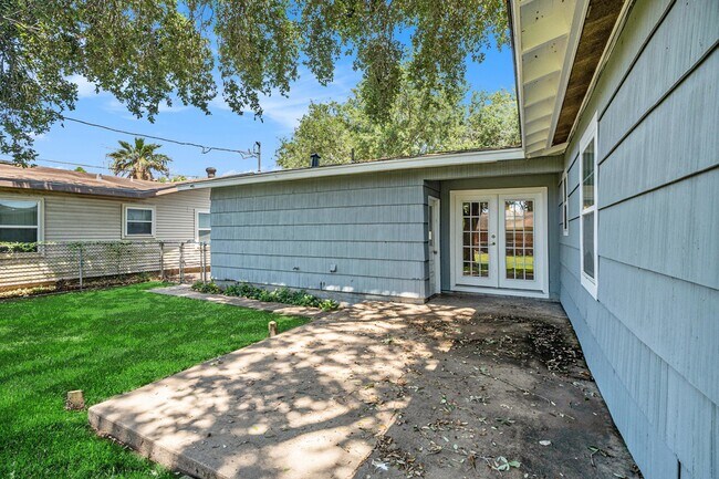 Building Photo - 6709 Fairway Dr