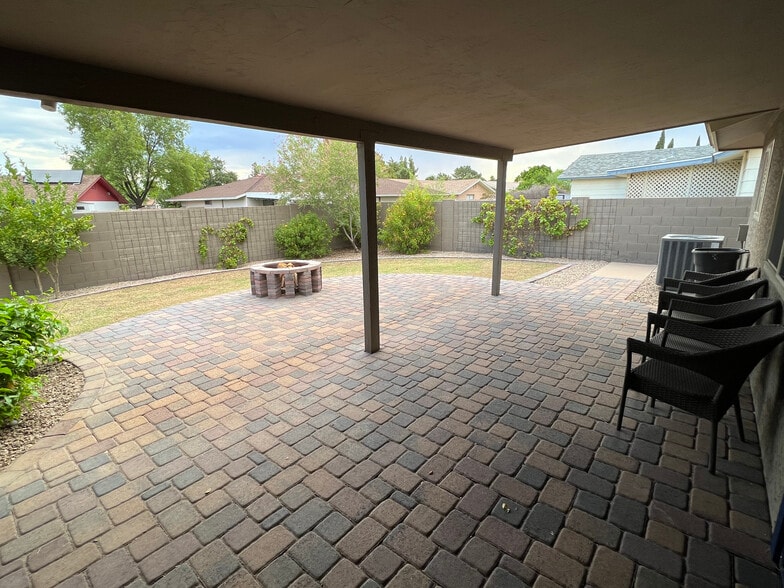 Covered patio - 1324 W 13th St