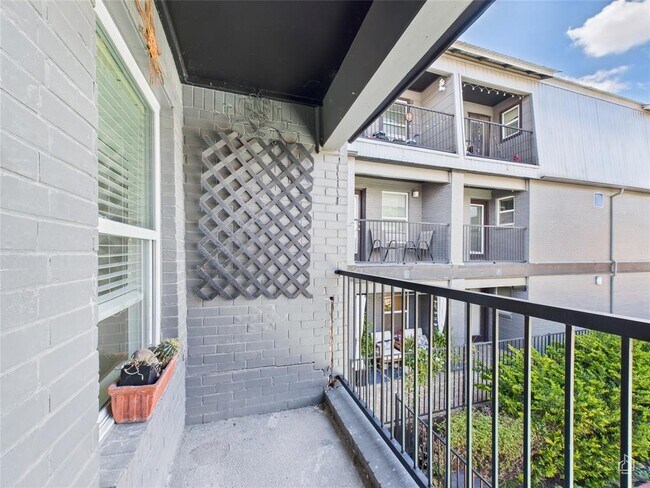 Building Photo - 2020 S Congress Ave