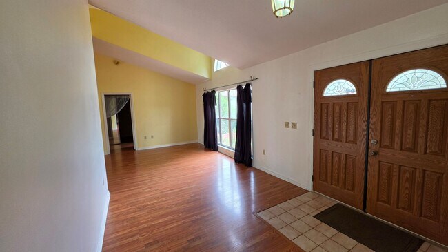 Building Photo - 3 Bed, 3 Bath, 2 Car garage.
