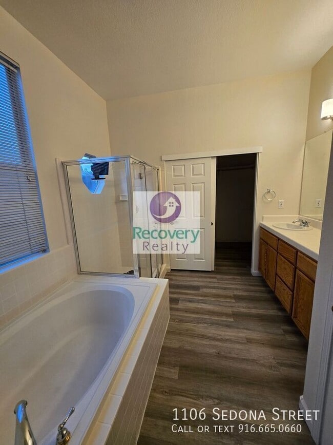 Building Photo - 1106 Sedona St