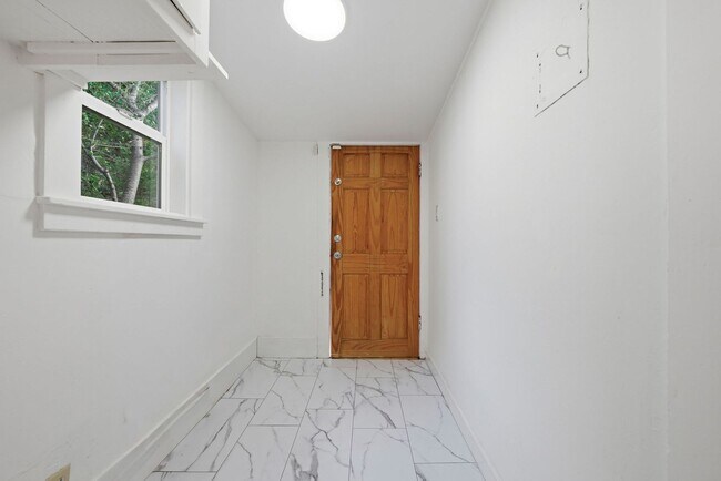 Building Photo - 3 Bed/2.5 Bath Multilevel Home with Amazin...