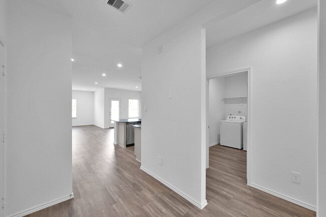 Building Photo - Never lived in 4 bed 3 bath with water views