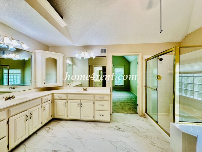 Building Photo - Exceptional 1.5 Story Home in the Prestigious Loch Lloyd Community!