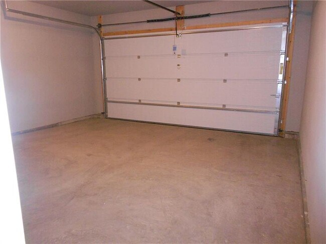 Building Photo - 1439 Hastings Cres