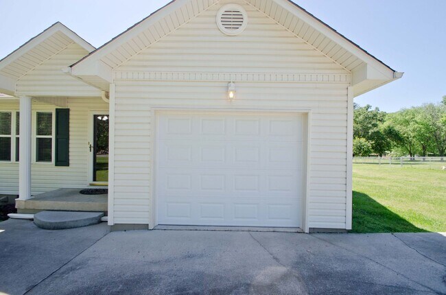 Building Photo - Lovely 3 bed 2 bath in East Limestone minutes to Athens!