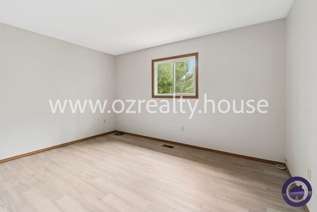 Building Photo - 525 Bennington Dr