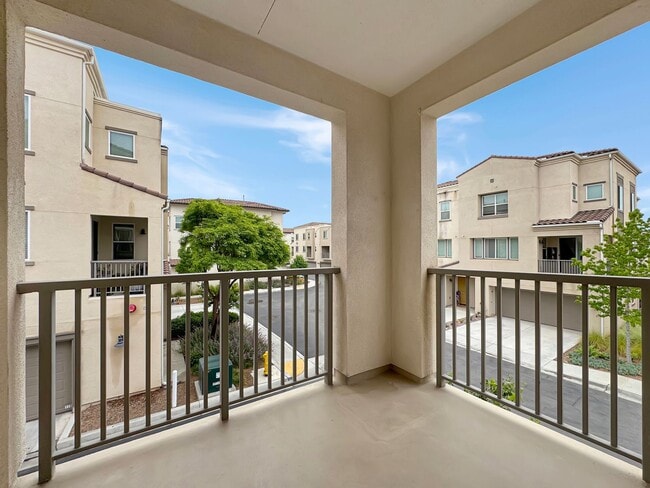 Building Photo - Great 3B/2.5BA Townhome in Otay Mesa!