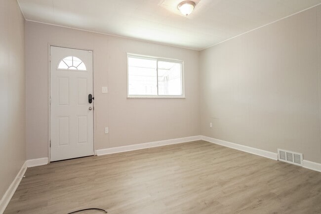 Building Photo - 1260 Summerlea Ave