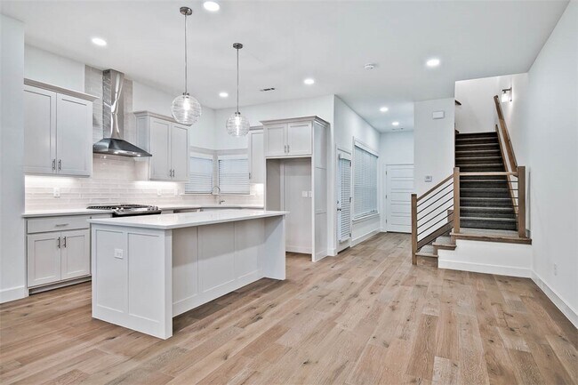 Building Photo - 508 W Persimmon St