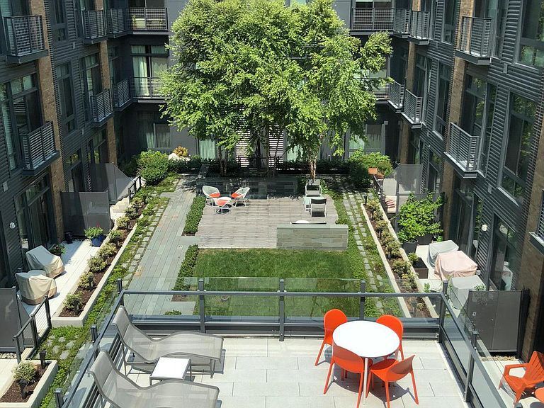 Building Courtyard - 525 Water St SW