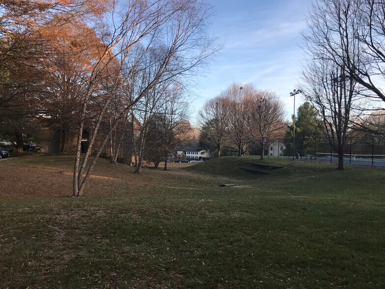 Building Photo - 5815 Rexford Dr