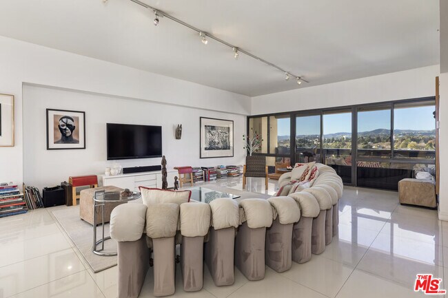 Building Photo - 10445 Wilshire Blvd