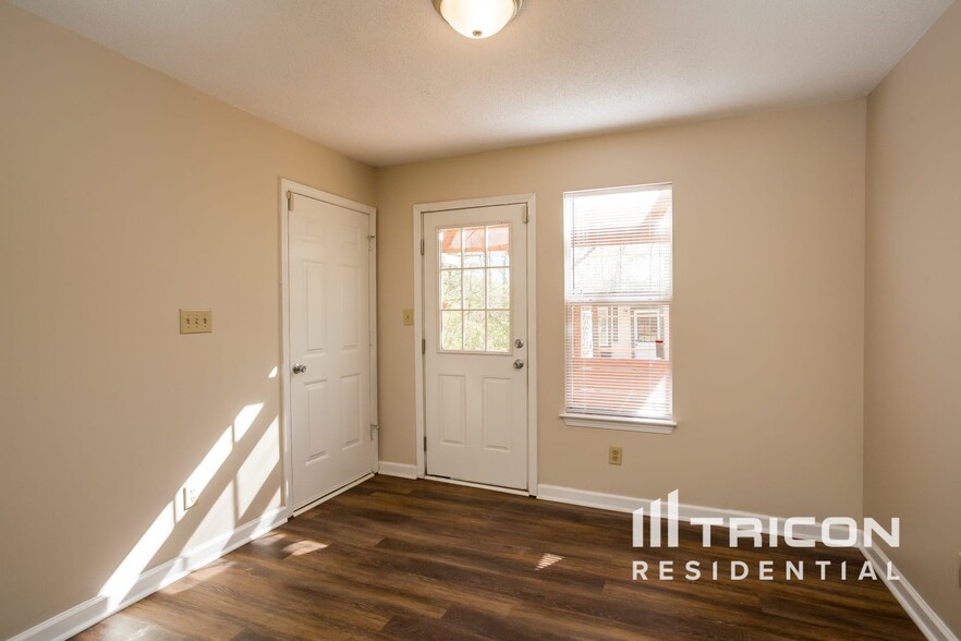 Building Photo - 815 Tramore Dr