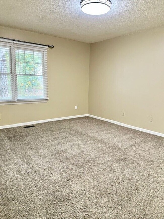 Building Photo - 107 Clairmont Rd NE