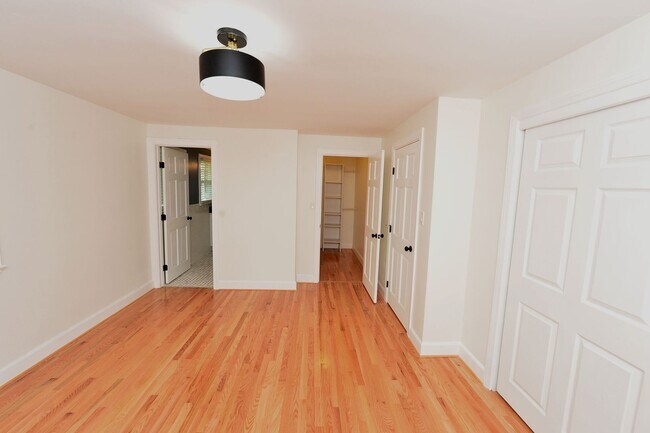 Building Photo - 817 Englewood Dr