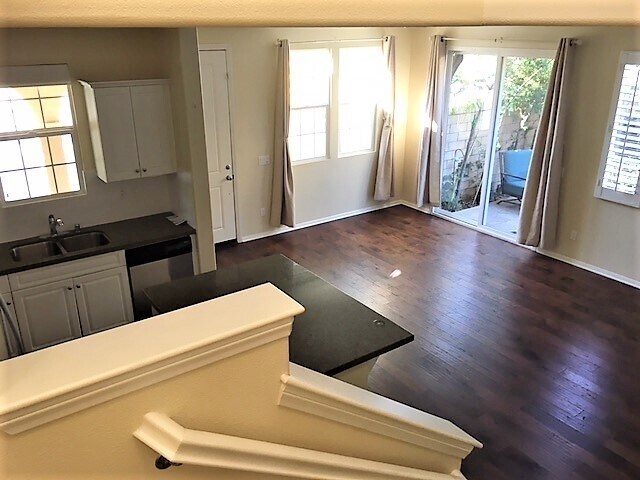 Building Photo - 4 bed 3 bath home in the heart of Simi Val...