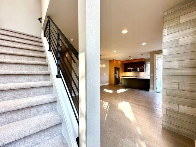 Building Photo - 2Bd/2.5Ba Kirkland Townhouse