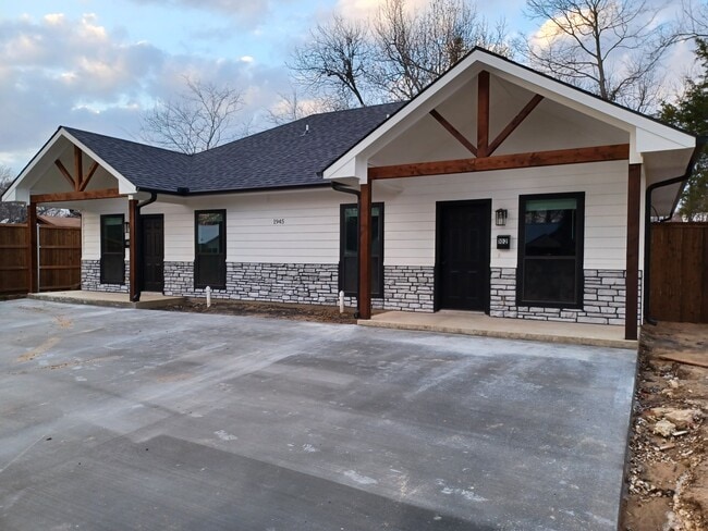 Primary Photo - 1945 E Washington St