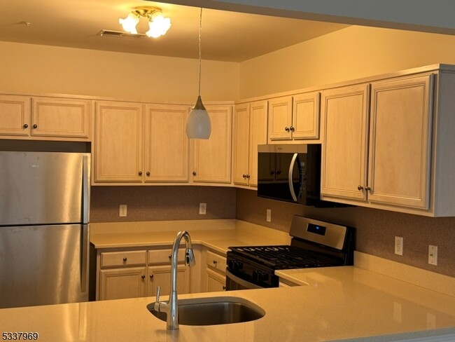 Building Photo - 1210 Hamilton Dr
