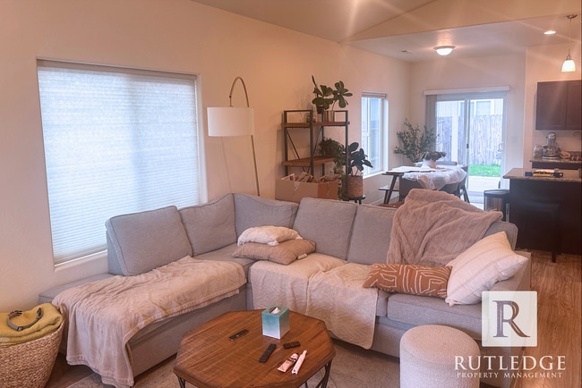 Building Photo - 3 Bedroom House in Medford!