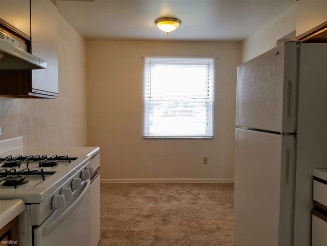 Building Photo - 2 br, 1 bath Townhome - 700 Hemlock Square