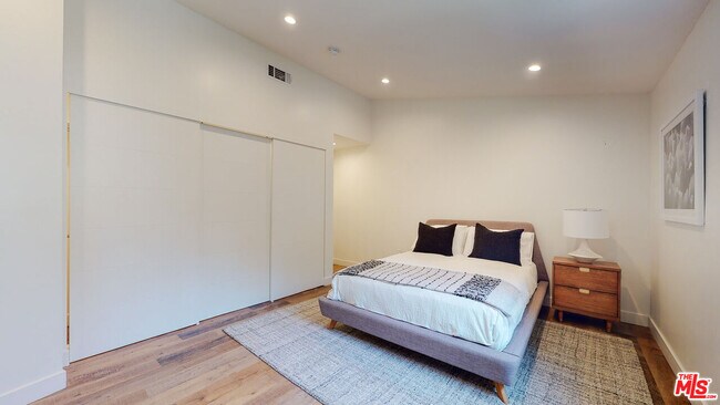 Building Photo - 547 N W Knoll Dr