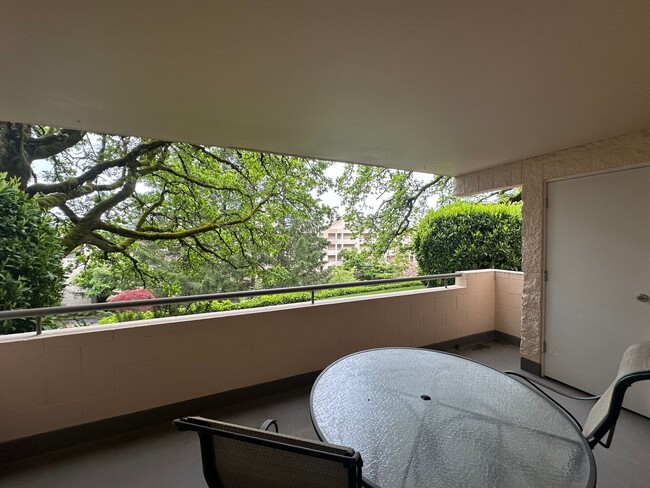 Building Photo - 2 Bedroom Quintet Condo off West Burnside ...