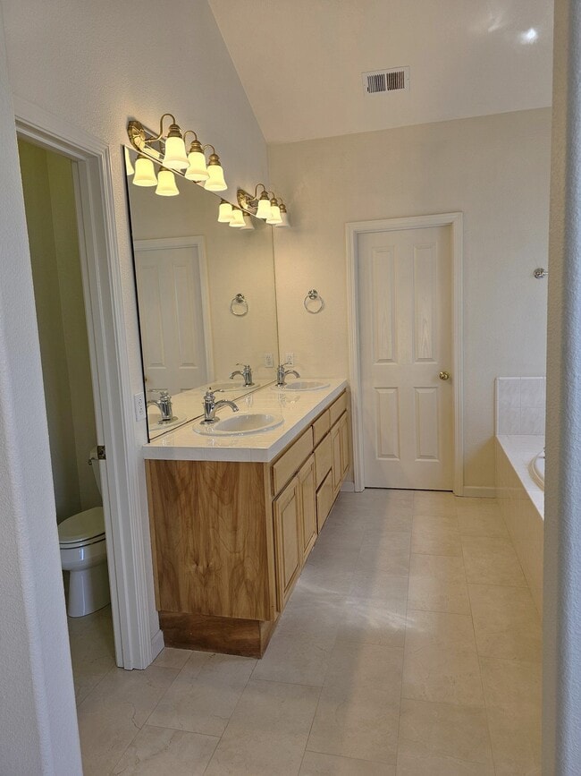 Building Photo - 397 Raven Way