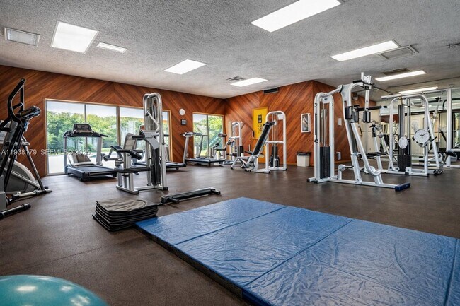 Building Photo - 5332 NE 6th Ave