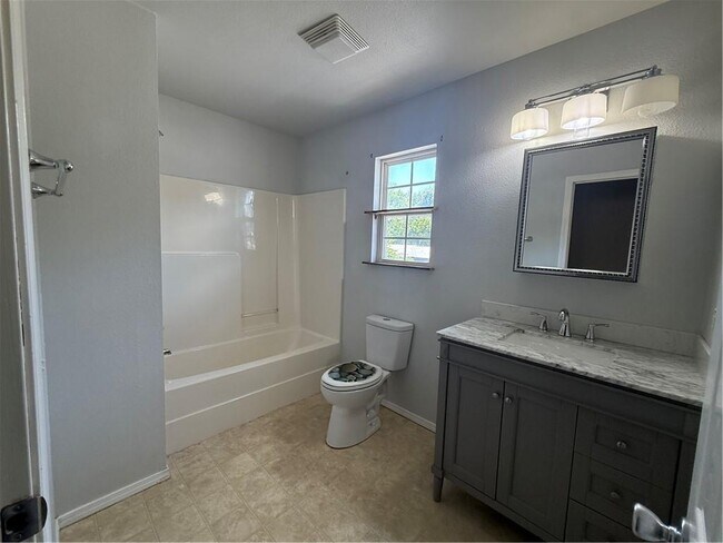Building Photo - 318 E Pickens Rd