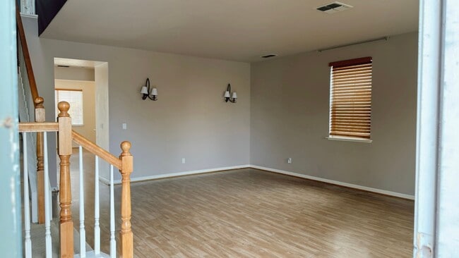 Building Photo - Full Bedroom and Bathroom Downstairs
