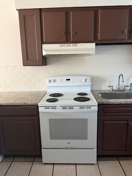 Building Photo - 4870 Alsace St